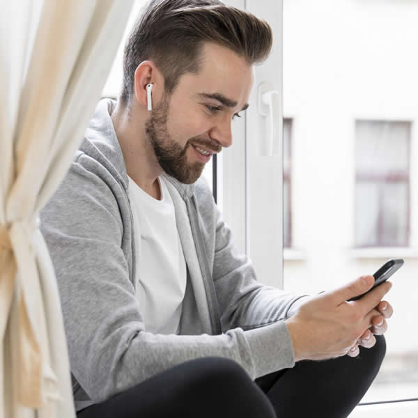 Hombre cel Dra Milena Mayer Sexologa